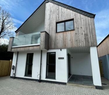 Trewarmett House | Gulland 4 Bed Sleeps 8 with Hot tub
