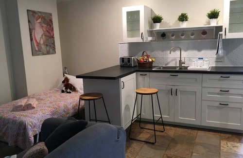 Hovea Bed & Breakfast | GUMLEAF MANOR - Luxury Farmstay Apartment