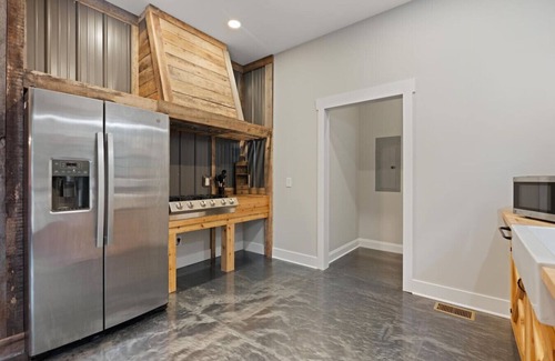 Dickson County House | Gun Valley Ranch - Hot Tub