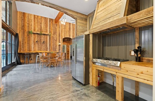 Dickson County House | Gun Valley Ranch - Hot Tub