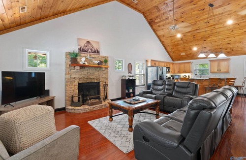 Guntersville House | Gunter Lodge-Waterfront on Beautiful Lake Guntersville