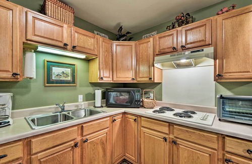 Groveoak Apartment | Guntersville Lake Home w/Deck & Covered Boat Slip
