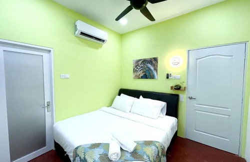 Downtown George Town House | Gurney Treasure - The Vintage Villa by Little Cabin