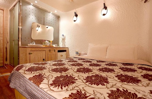 Guro Hotel | Guro Syal