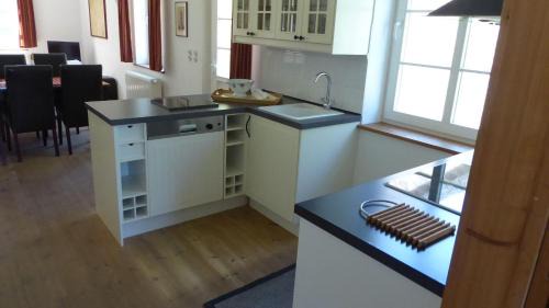 Gingst Apartment | Gut-Rattelvitz-Parterre-C-hochwertig-Sauna-Kamin-eTankstelle-Spielscheune-15-000qm-Parkland