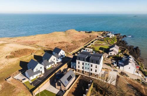 Amlwch Apartment | Gwel Y Mor Courtyard By Birch Stays New Home