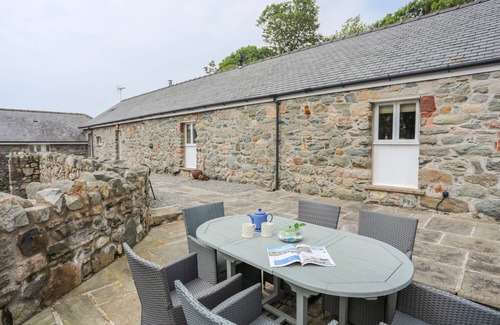 Newborough Cottage | GWEL Y RHOS, pet friendly, with open fire in Newborough