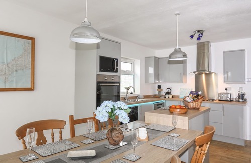 Llanbedrog Cottage | GWEN Y WAWR, pet friendly, with a garden in Llanbedrog