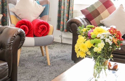 Tyn-y-Gongl Cabin | GWERSYLLT, pet friendly, country holiday cottage in Benllech