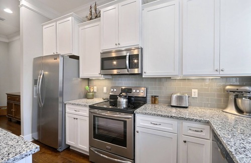 Historic Downtown Savannah House | Gwinnett's Luxury Cottage- Private Courtyard & Off Street Parking Included!