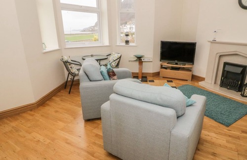 Llanfairfechan Apartment | GWYLANEDD TWO, romantic, country holiday cottage in Llanfairfechan