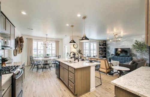 Eagle House | Gym. Kid Friendly. Adults Retreat. Bedroom TV's Pullout Couch. Private. Spa Tub.