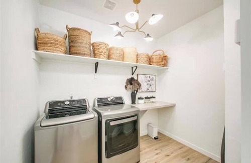 Eagle House | Gym. Kid Friendly. Adults Retreat. Bedroom TV's Pullout Couch. Private. Spa Tub.