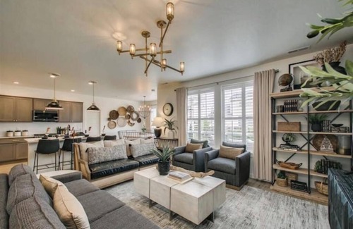 Eagle House | Gym. Kid Friendly. Adults Retreat. Bedroom TV's Pullout Couch. Private. Spa Tub.