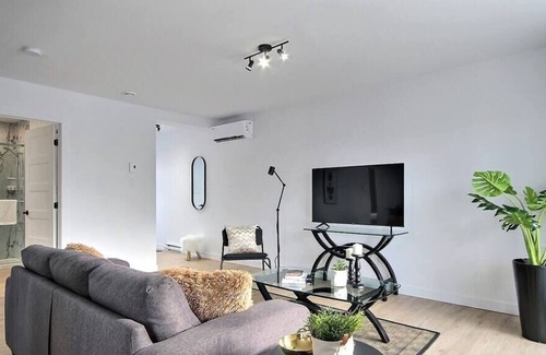 La Haute-Saint-Charles Apartment | Hôtel à la maison - Condo La Réserve 61