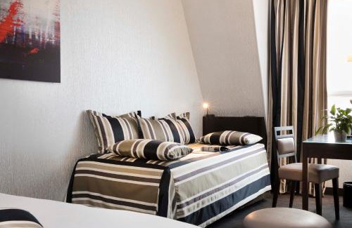 Saint-Vincent-de-Paul Hotel | Hôtel Albert 1er Paris Lafayette
