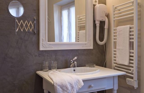 Murs Hotel | Hôtel Le Crillon