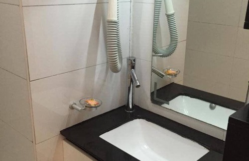 Antananarivo Avaradrano Hotel | Hôtel White Palace