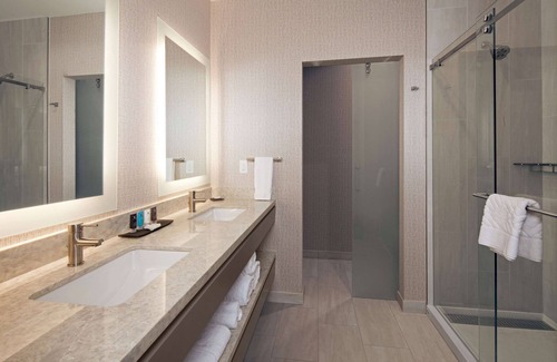 Los Angeles Hotel | H Hotel Los Angeles, Curio Collection by Hilton
