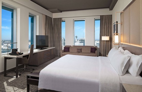 Los Angeles Hotel | H Hotel Los Angeles, Curio Collection by Hilton