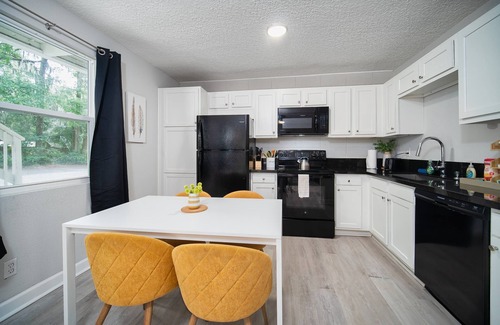 Oak Haven Apartment | ~[H] River Bank Repose Sleeps 6 Private Units~