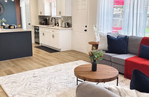 Clodine House | H-Town Hideout :King Suite, 4 bedrooms close to attractions and restaurants