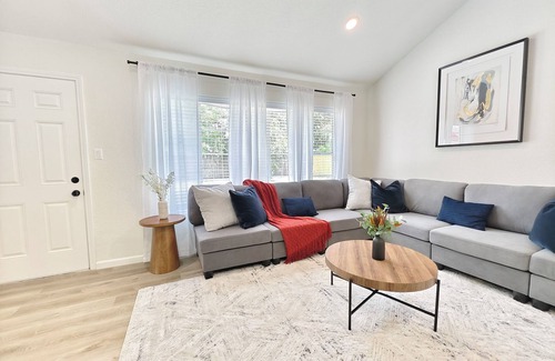 Clodine House | H-Town Hideout :King Suite, 4 bedrooms close to attractions and restaurants