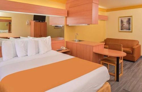 Lennox Hotel | H3 Inn & Suites - LAX Airport - Los Angeles
