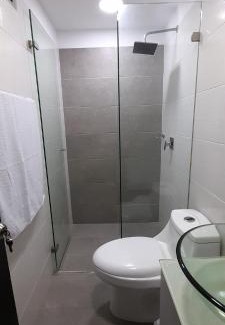 San Javier House | Habitación 301 con baño privado cerca a laureles