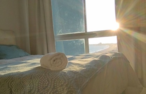 La Perla Bed & Breakfast | 🧳 Habitación Baño Privado Cerca del Aeropuerto Vista al mar Dentro de mi Hogar