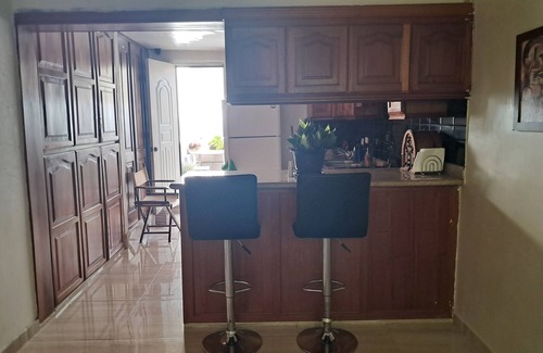 Downtown Santo Domingo Condo | habitación con aires acondicionado, esta próximo al metro, cerca del malecón