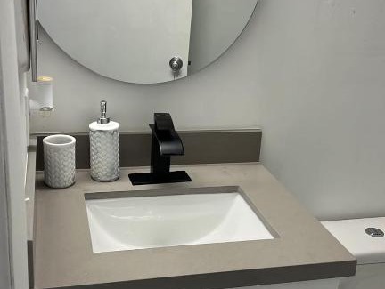 Golden Glades House | Habitación con baño compartido