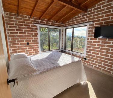 Medellin House | Habitación con baño privado en casa de campo ubicada en Santa Elena