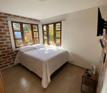 Medellin House | Habitación con baño privado en casa de campo ubicada en Santa Elena