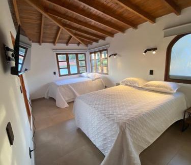 Medellin House | Habitación con baño privado en casa de campo ubicada en Santa Elena