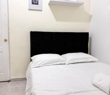 Barrios Unidos House | Habitación doble con entrada independiente y baño privado