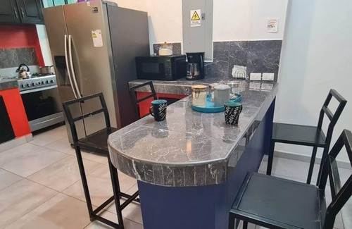 San Luis Talpa Apartment | Habitación Doble con A/C, wifi, estacionamiento gratis, baño privado