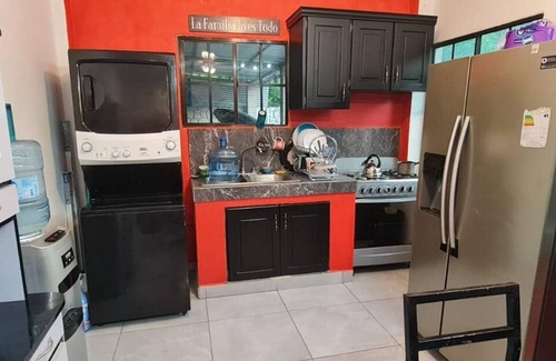 San Luis Talpa Apartment | Habitación Doble con A/C, wifi, estacionamiento gratis, baño privado