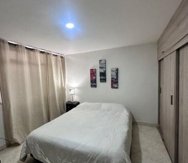 Envigado Apartment | Habitación en apto duplex baño compartido, piso 5 sin ascensor