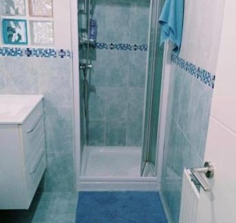 Cabezon de la Sal House | Habitación pensión Tolima - baño compartido
