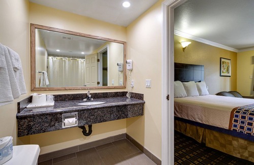 La Puente Hotel | Hacienda Inn
