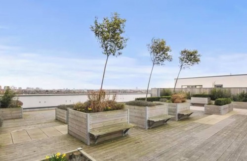 West Ham Apartment | HACKNEY - 1 bedroom flat with gym and concierge + best city views in London!