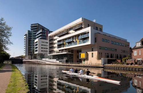 West Ham Apartment | HACKNEY - 1 bedroom flat with gym and concierge + best city views in London!