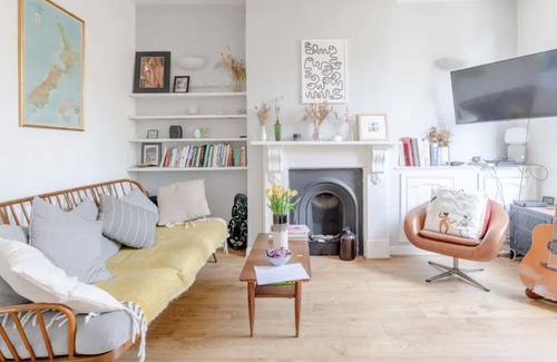 Homerton Apartment | Hackney 2BR Cozy Getaway with Workspace