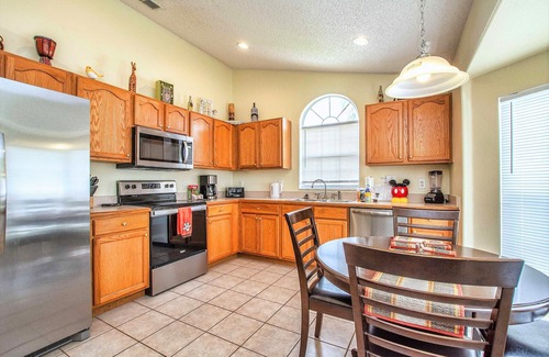 West Kissimmee Villa | Hakuna Ma'Cottage - Southern Pool, Privacy Fence!