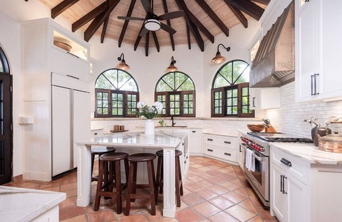 Estate Hammer Farm Villa | Hakuna Matata: High-End Island Living!
