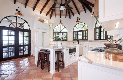 Estate Hammer Farm Villa | Hakuna Matata: High-End Island Living!