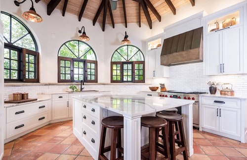 Estate Hammer Farm Villa | Hakuna Matata: High-End Island Living!