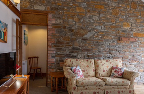 Torrington Cottage | HALCYON COTTAGE, pet friendly, with pool in Torrington