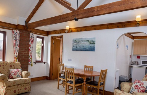 Torrington Cottage | HALCYON COTTAGE, pet friendly, with pool in Torrington